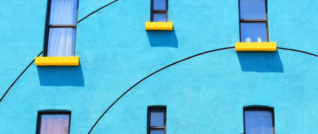 Illustratieve foto van een mooie blauwe muur van een appartement blok met gele ledges