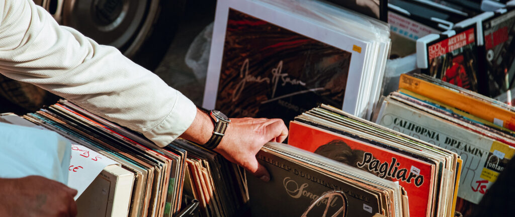 afbeelding van hand die LP's doorzoekt aka crate digging