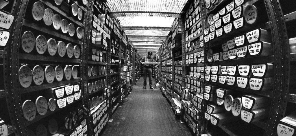 Grote opslag met gelabelde producten