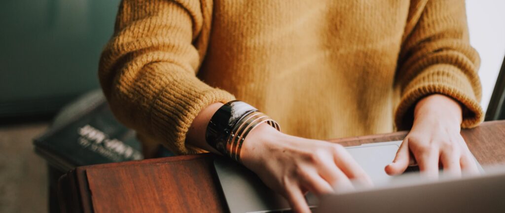 toegankelijkheidsverklaring header: vrouw achter laptop