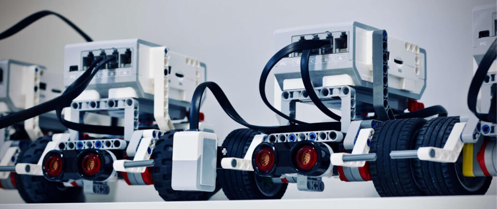 Twee technische robots gemaakt van lego