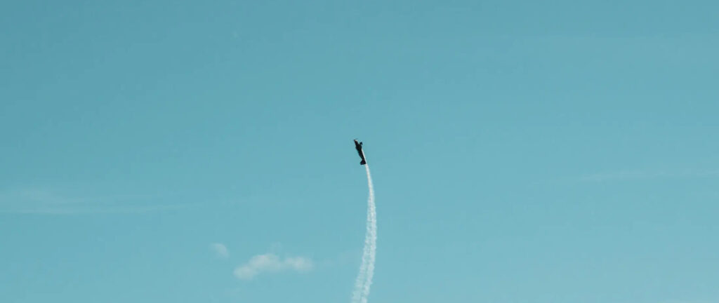Een vliegtuig schiet door de lucht met behulp van zwaartekracht