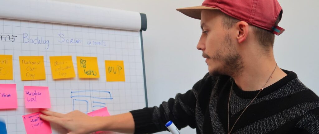 Mitchell Leber die bezig is met post its plakken