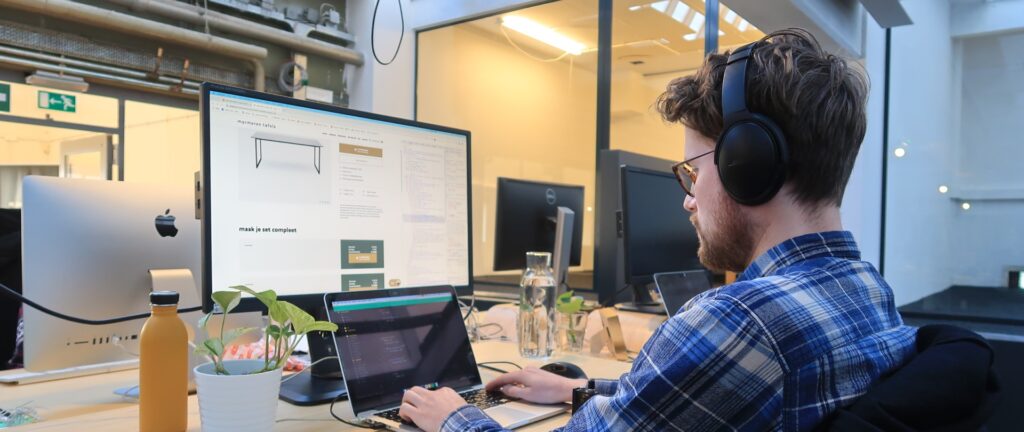 Kevin bezig met een nieuwe website