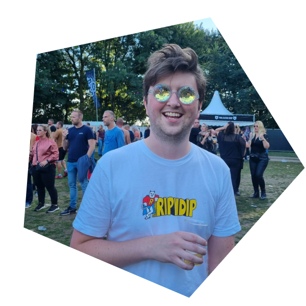 Floris drinking a beer at a festival