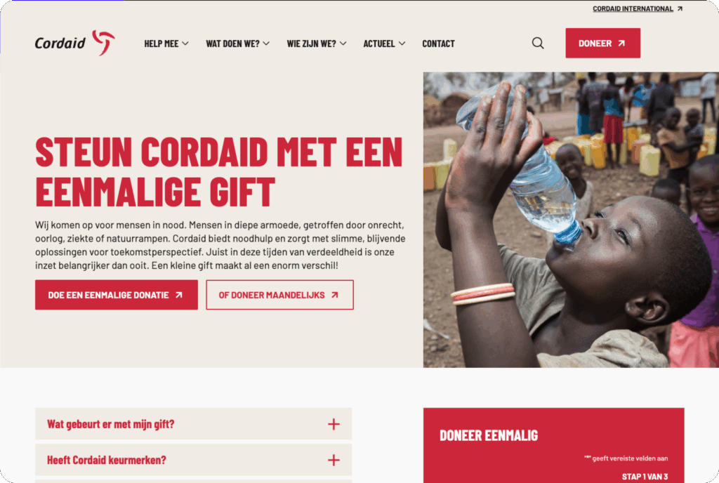 De homepage van Cordaid met de titel "Steun Cordaid met een eenmalige gift" en een hero-afbeelding van een kind dat water drinkt uit een fles.