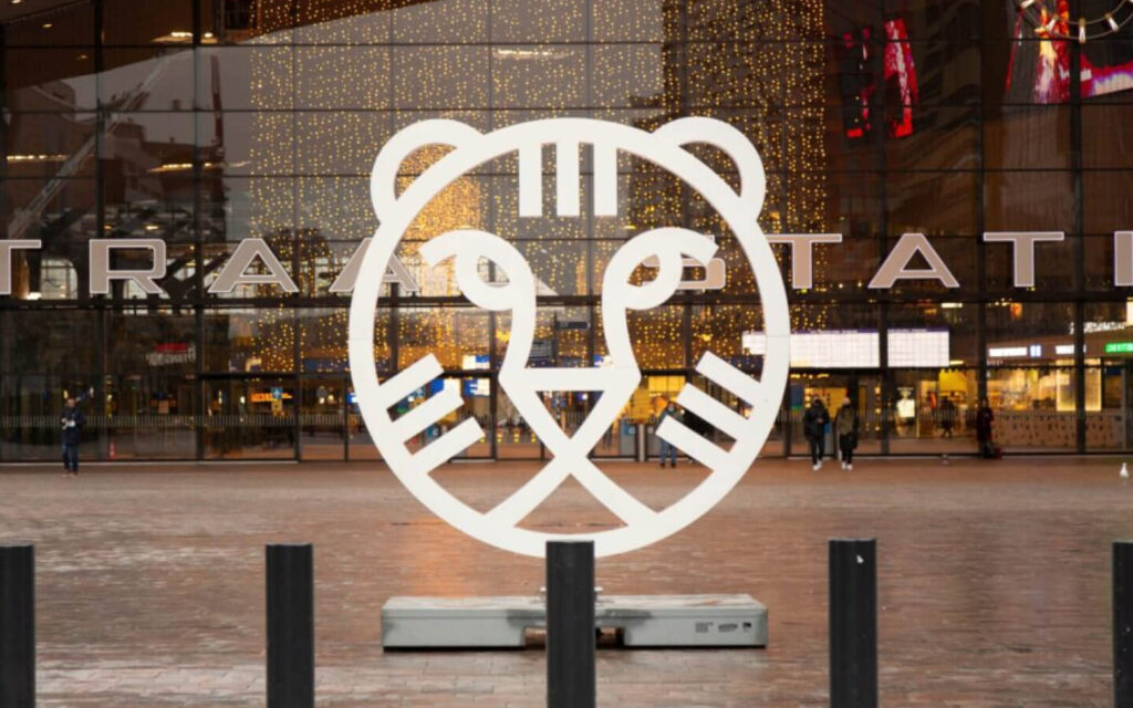 Lichtbak van het beeldmerk van IFFR; de tijgerkop, welke tentoongesteld word op het plein voor Rotterdam Centraal.