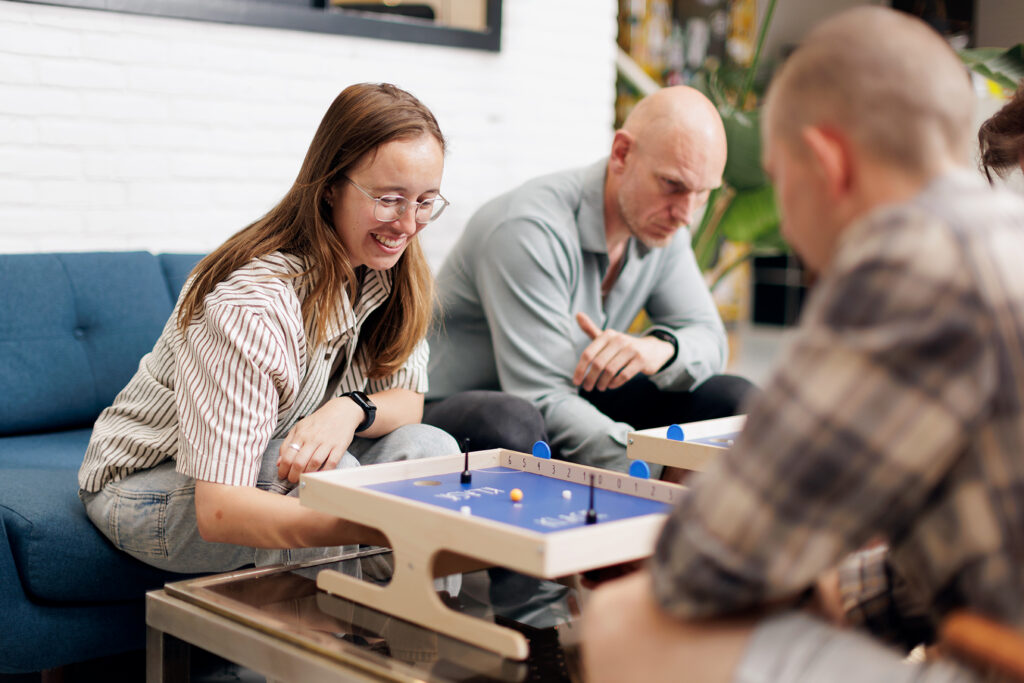 Willemijn, Marco en Ken spelen een spelltje bij Level Level.