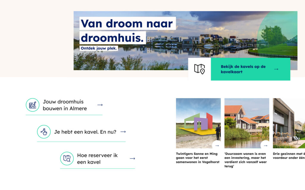 Compositie van de homepage van Kavelwinkel Almere met de tekst "Van droom naar droomhuis" boven een panoramafoto van moderne woningen aan het water.