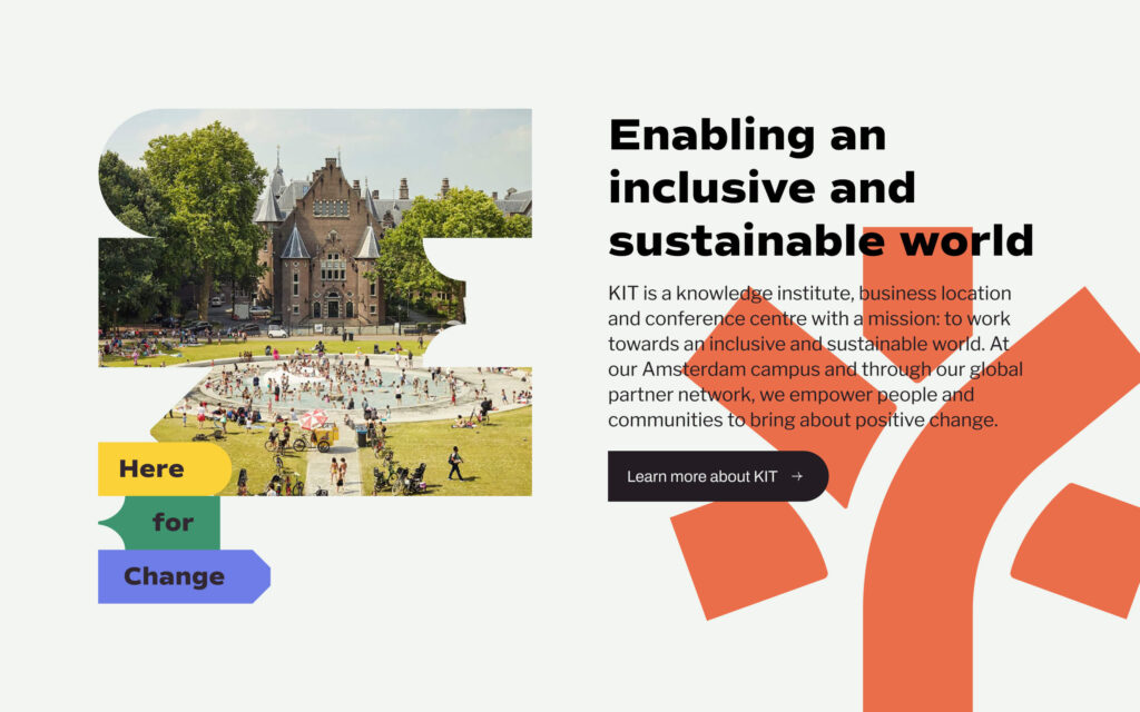 Een website-sectie met de titel "Enabling an inclusive and sustainable world" naast een foto van het KIT-gebouw gezien vanaf een drukbezocht park met een fontein.