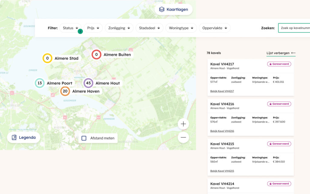 Interface van de kavelkaart-zoekmachine met filters voor prijs en oppervlakte, en een lijst aan de rechterkant met beschikbare of gereserveerde kavels in Almere Hout.