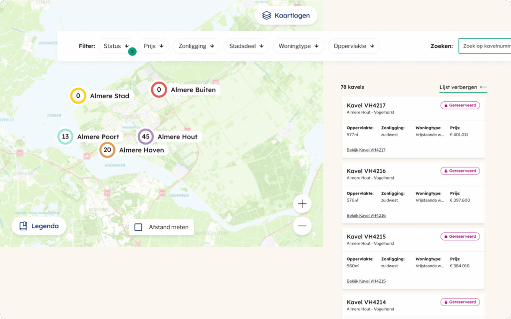 Interface van de kavelkaart-zoekmachine met filters voor prijs en oppervlakte, en een lijst aan de rechterkant met beschikbare of gereserveerde kavels in Almere Hout.