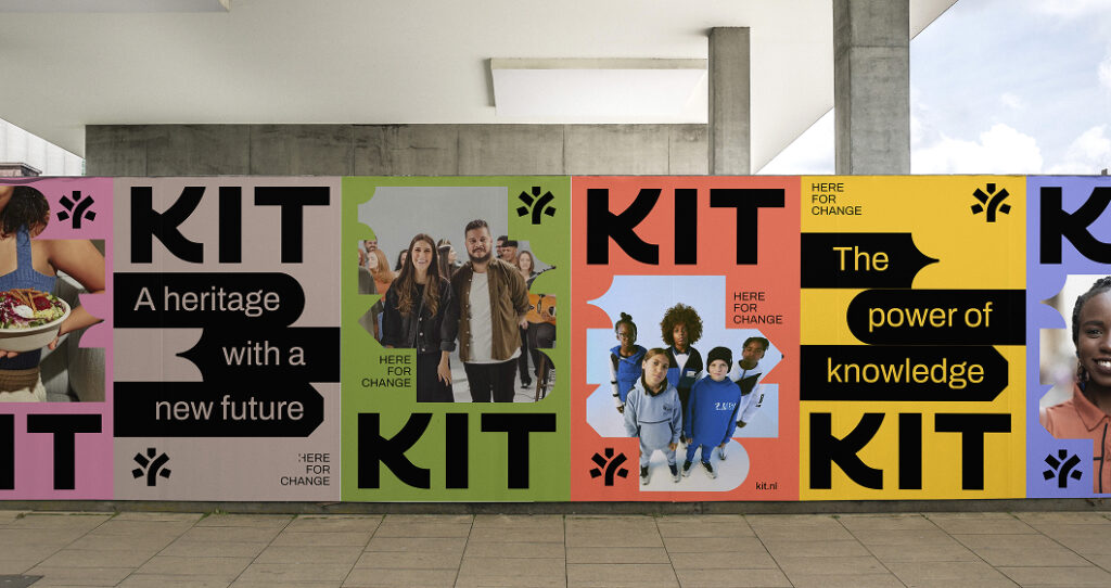 Een rij kleurrijke posters op een buitenmuur met het KIT-logo en kreten als "A heritage with a new future" en "The power of knowledge".