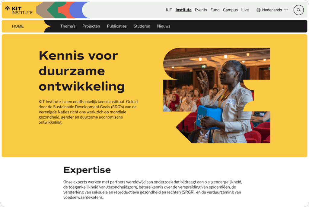 Een screenshot van de homepage van het KIT Institute, met de titel "Kennis voor duurzame ontwikkeling" en een foto van een vrouw die een presentatie geeft.