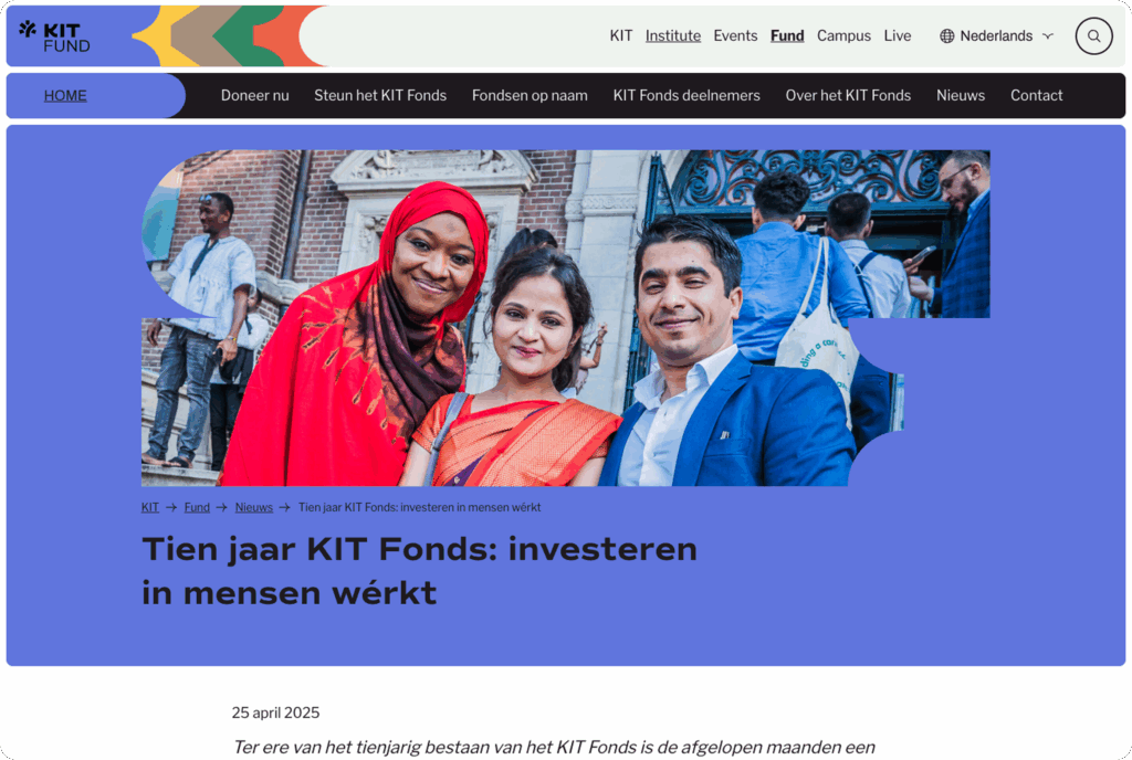 Een screenshot van een pagina van het KIT Fund, met de titel "Tien jaar KIT Fonds: investeren in mensen werkt" en een portret van drie mensen die lachend in de camera kijken.