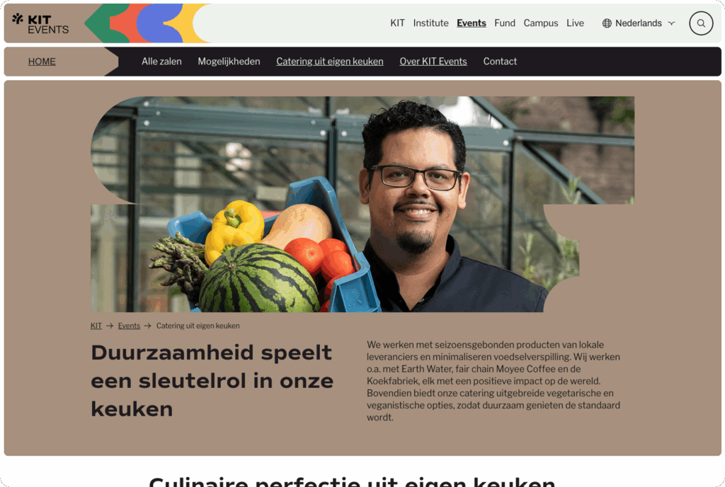 Een screenshot van een pagina van KIT Events over duurzaamheid, met de titel "Duurzaamheid speelt een sleutelrol in onze keuken" en een foto van een man die een kist met groenten en fruit vasthoudt.
