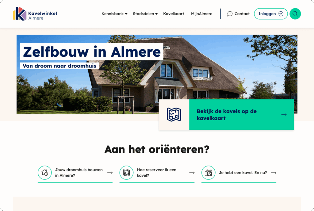 Een screenshot van de homepage van Kavelwinkel Almere, met een grote foto van een huis met een rieten dak en de titel "Zelfbouw in Almere