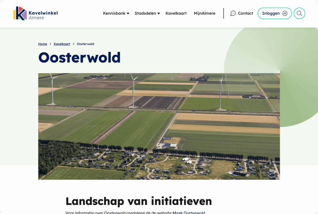 Een screenshot van de website van Kavelwinkel Almere met een foto vanuit de lucht van het landschap in Oosterwold met huizen en windmolens in de verte.