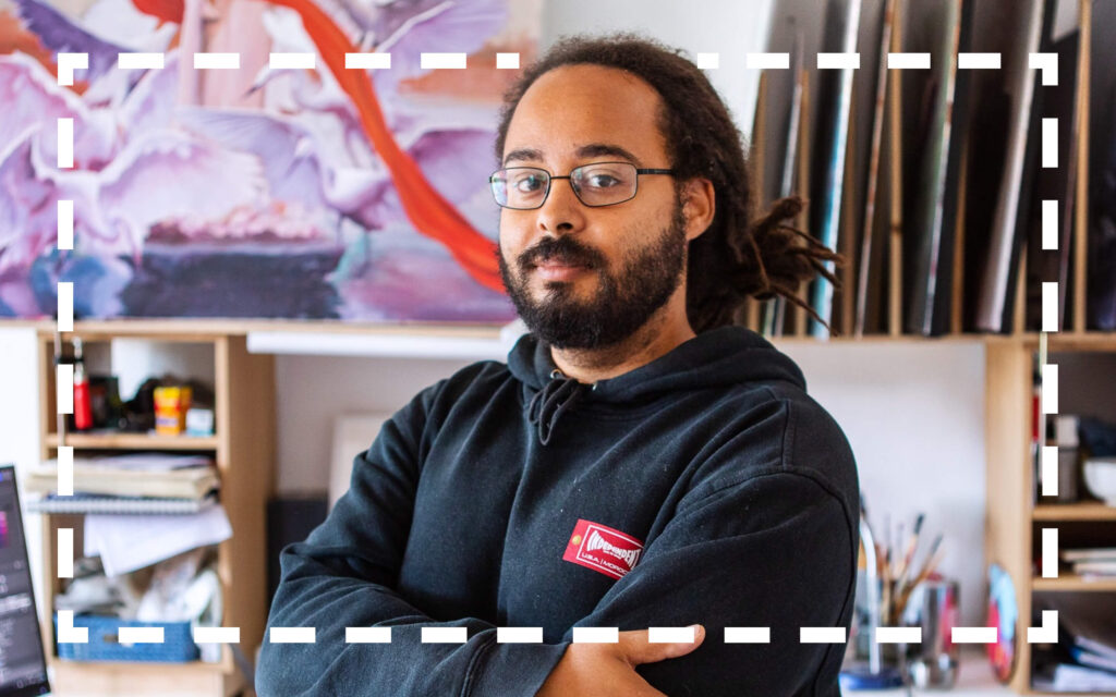 Een man met bril en baard poseert voor de camera. De decoratieve 'Kunstenbond' stippellijn zit om de foto heen.