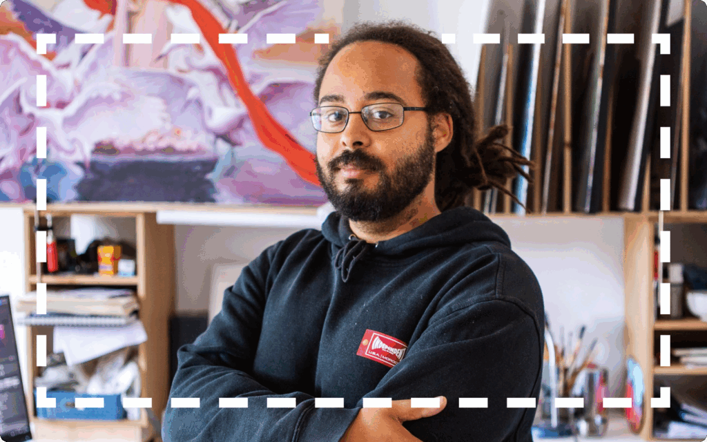 Een man met bril en baard poseert voor de camera. De decoratieve 'Kunstenbond' stippellijn zit om de foto heen.