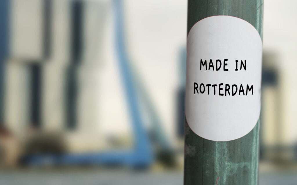Paal met sticker erop waar op staat: Made in Rotterdam