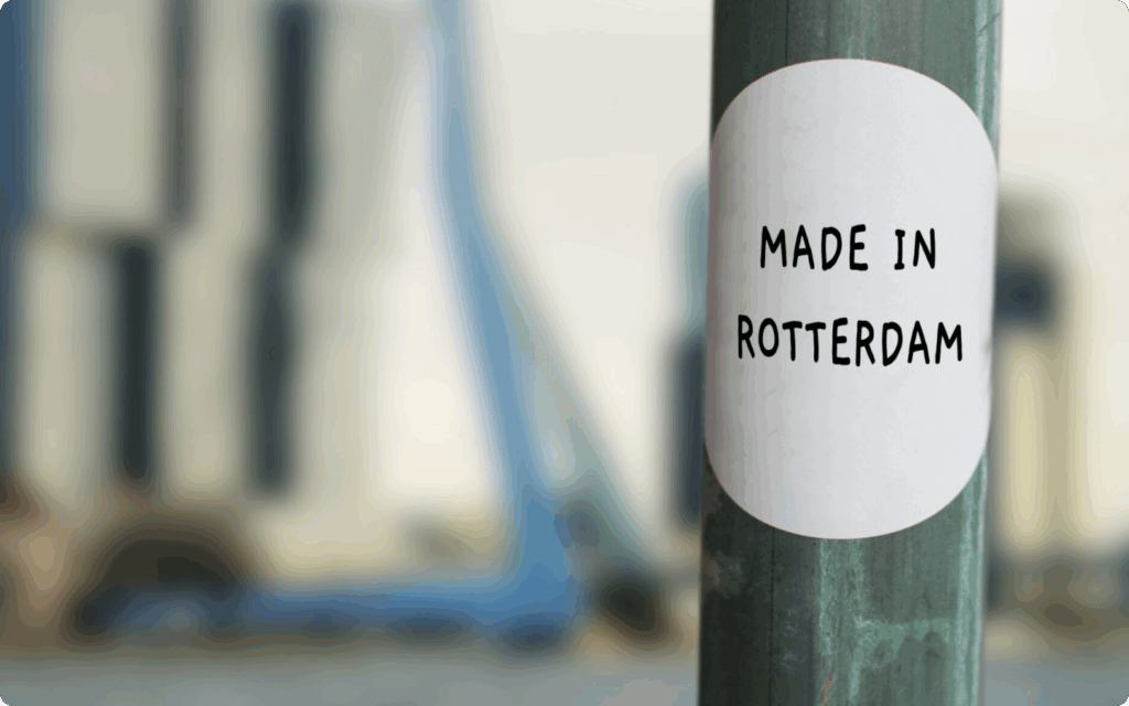Paal met sticker erop waar op staat: Made in Rotterdam