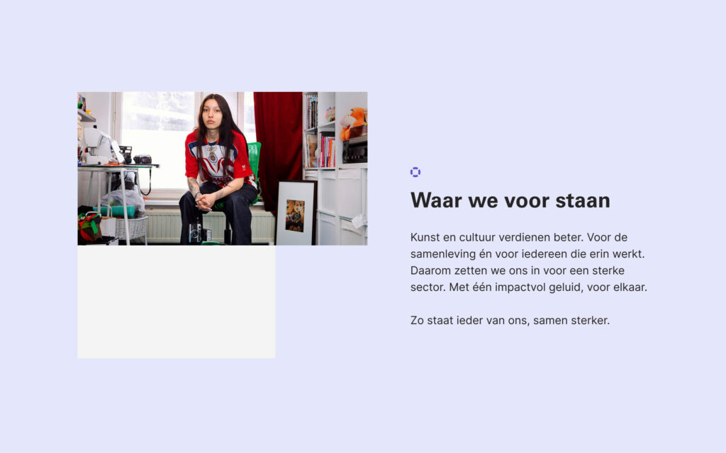 Onderdeel van de website: Waar we voor staan. De afbeelding toont een vrouw zittend op een stoel die recht in de camera kijkt.