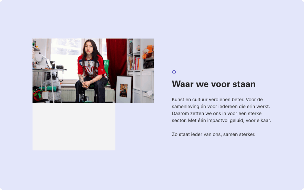 Onderdeel van de website: Waar we voor staan. De afbeelding toont een vrouw zittend op een stoel die recht in de camera kijkt.