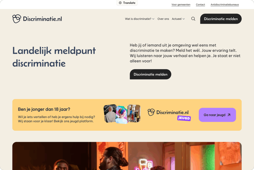 Desktop screenshot. De homepage van Discriminatie.nl met de titel "Landelijk meldpunt discriminatie" en een gele banner voor het jeugdplatform "Ben je jonger dan 18 jaar?".