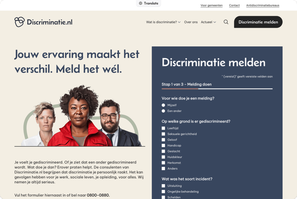 Desktop screenshot. De pagina "Jouw ervaring maakt het verschil. Meld het wél." met een groepsfoto, en rechts het begin van het meldformulier met de selectie van de discriminatiegrond.