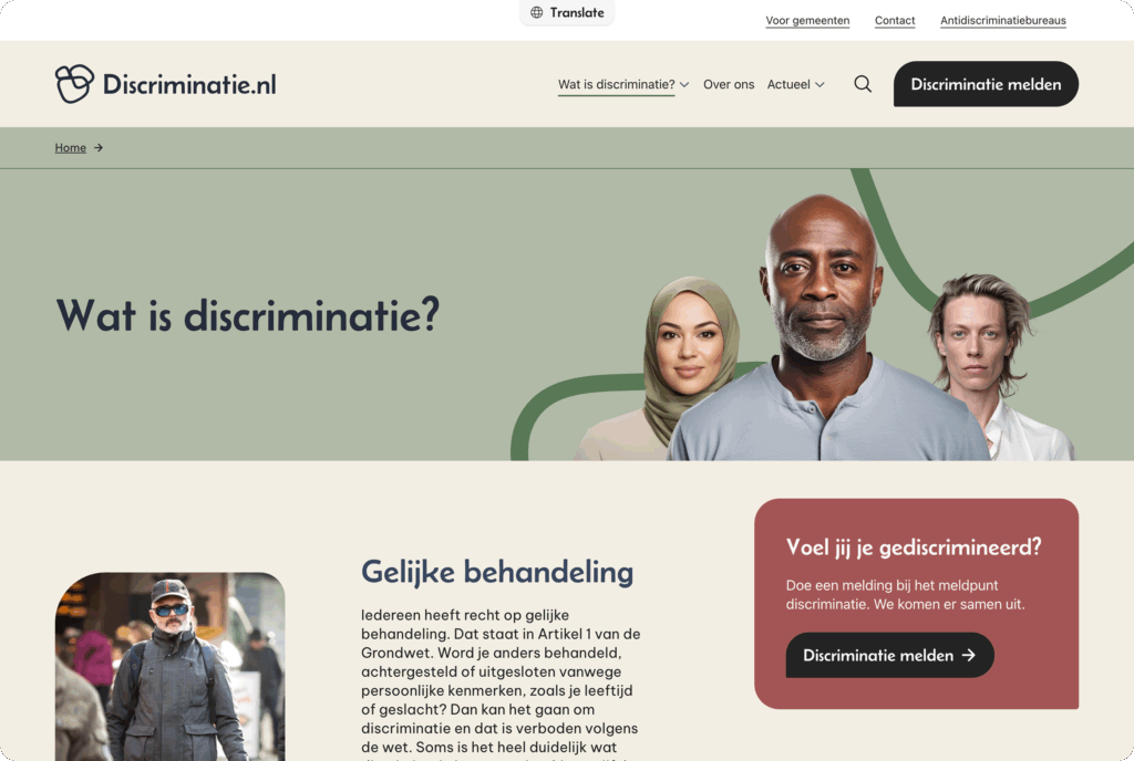 Desktop screenshot. De overzichtspagina "Wat is discriminatie?" met een groepsfoto van drie diverse personen. De pagina heeft een introductietekst over Gelijke behandeling en een opvallende knop voor Discriminatie melden.