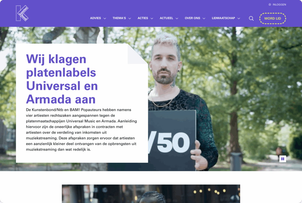 Een screenshot van een nieuwsbericht op de Kunstenbond-website over het aanklagen van platenlabels. Een man houdt een bord vast met de tekst '50/50'.