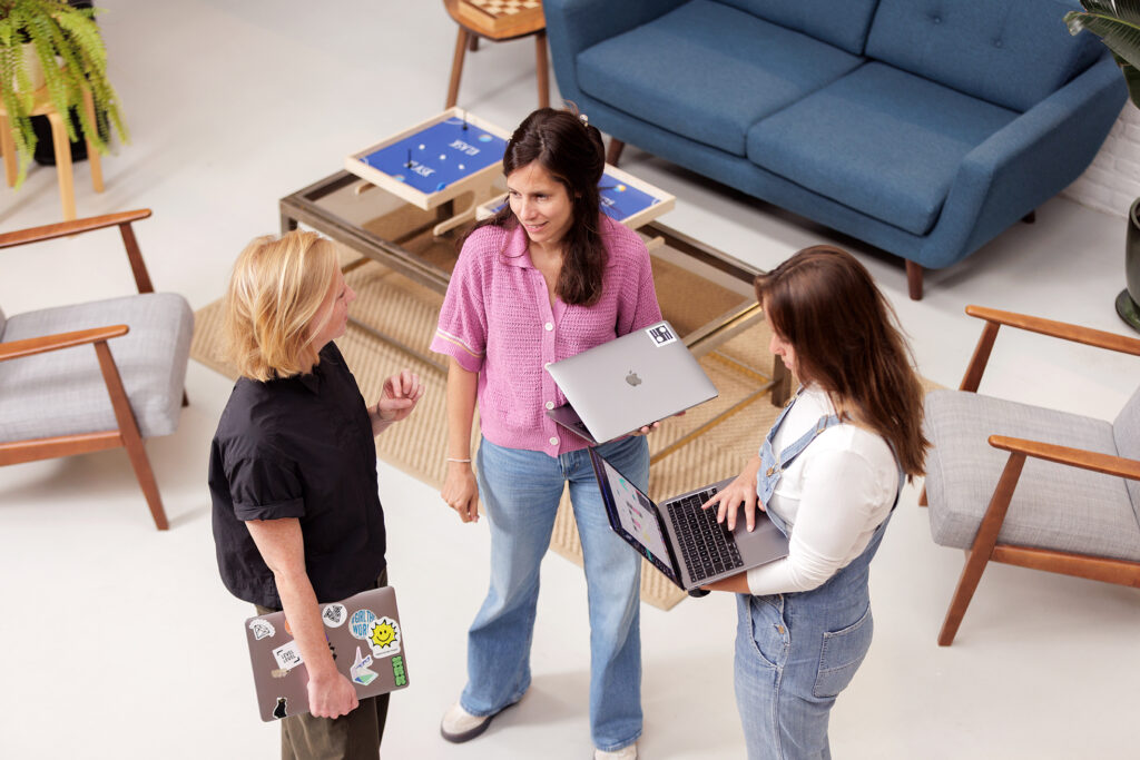 Projectmanagers van Level Level in overleg.