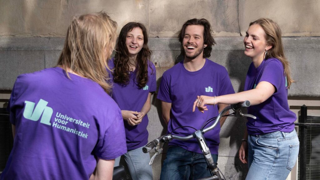 Studenten van de UvH met T-shirts in de nieuwe huisstijl