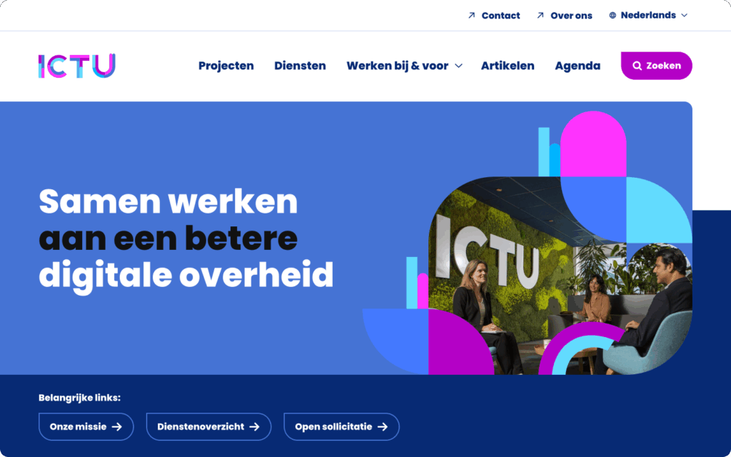 Homepagina van de ICTU-website met de kop 'Samen werken aan een betere digitale overheid', naast een uitgesneden foto van een informele kantoorvergadering bij de groene moswand.