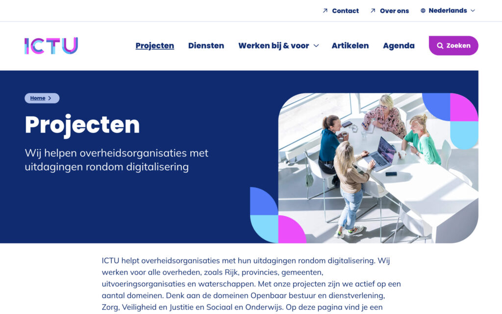 Schermafbeelding van de ICTU-webpagina 'Projecten' met de tekst 'Wij helpen overheidsorganisaties met uitdagingen rondom digitalisering' en een foto van vier vrouwen aan een tafel.