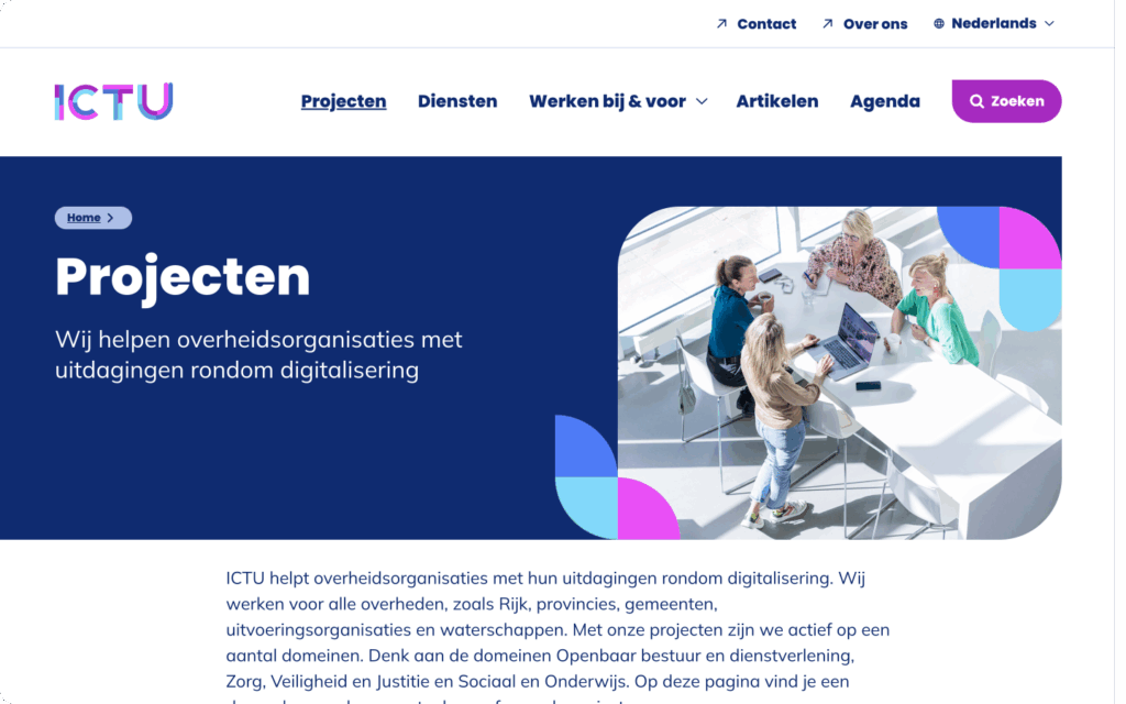 Schermafbeelding van de ICTU-webpagina 'Projecten' met de tekst 'Wij helpen overheidsorganisaties met uitdagingen rondom digitalisering' en een foto van vier vrouwen aan een tafel.
