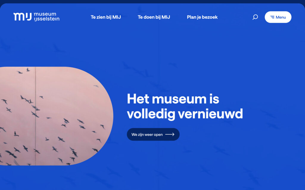 Schermafbeelding van de Museum IJsselstein website, met de boodschap 'Het museum is volledig vernieuwd' op een blauwe achtergrond met vliegende vogels.