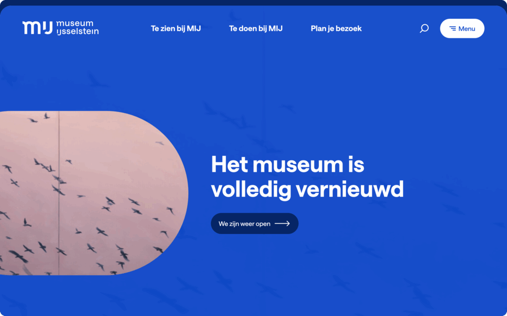 Schermafbeelding van de Museum IJsselstein website, met de boodschap 'Het museum is volledig vernieuwd' op een blauwe achtergrond met vliegende vogels.