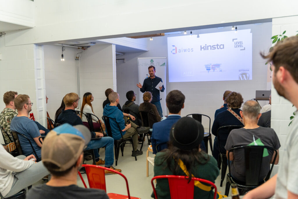 Foto van bezoekers en speker tijdens WordPress meetup 010 bij Level Level.