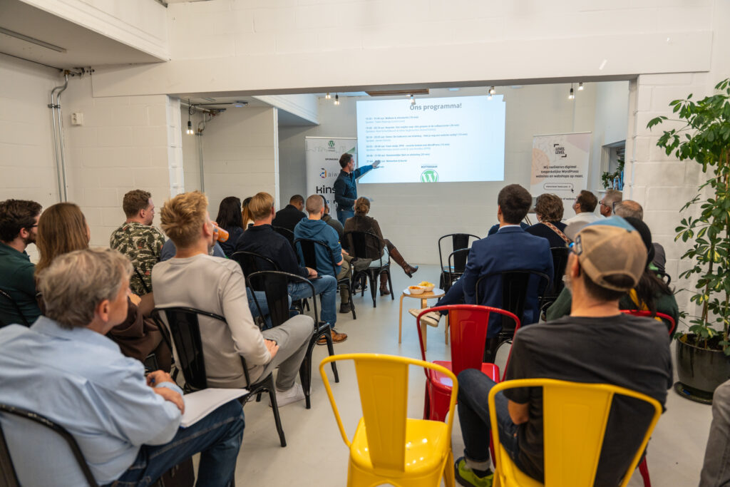 Foto van bezoekers en speker tijdens WordPress meetup 010 bij Level Level.