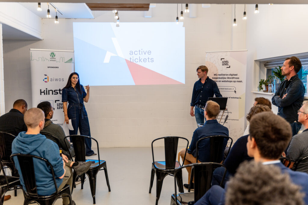 Foto van bezoekers en speker tijdens WordPress meetup 010 bij Level Level.