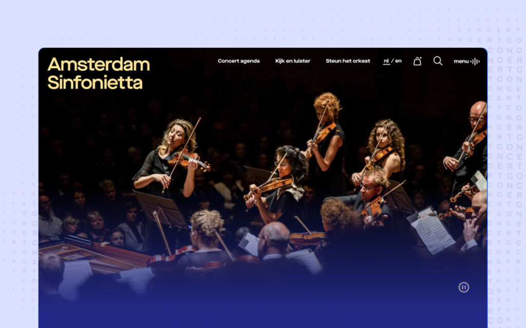 Schermafbeelding van de Amsterdam Sinfonietta website-homepage, met een hero-afbeelding van het orkest in actie op het podium.