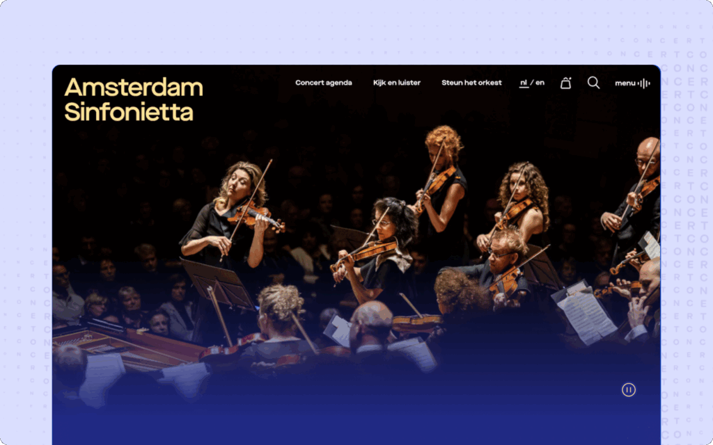 Schermafbeelding van de Amsterdam Sinfonietta website-homepage, met een hero-afbeelding van het orkest in actie op het podium.