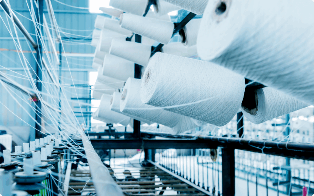 Close-up van vele grote witte klossen garen in een textielfabriek.