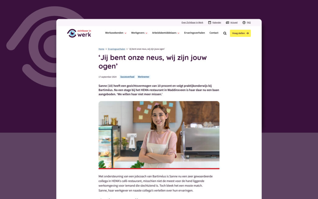 Schermafbeelding van een ervaringsverhaal op de website van Zichtbaar in Werk over Sanne, met een portretfoto van haar op de werkplek.