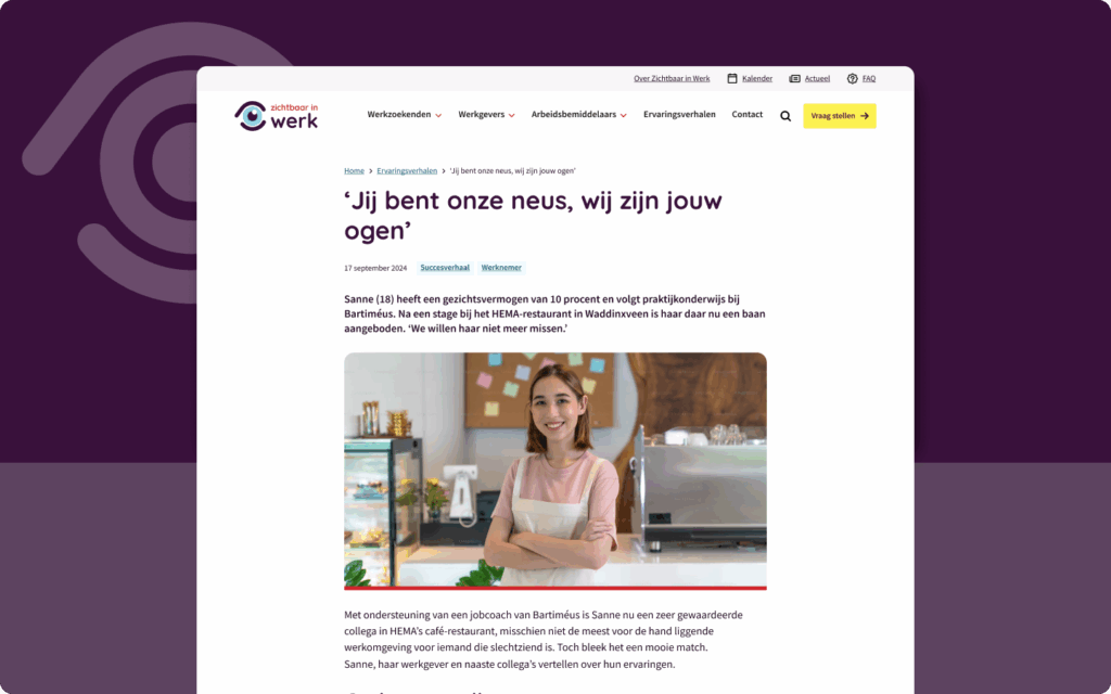 Schermafbeelding van een ervaringsverhaal op de website van Zichtbaar in Werk over Sanne, met een portretfoto van haar op de werkplek.