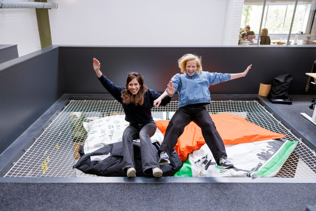 Ingrid en Dorin van Level Level springen in de lucht