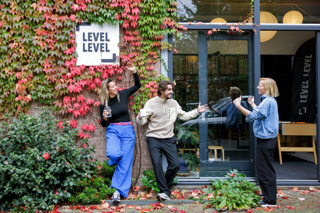 Christien, Fabio en Dorin van Level Level staan buiten het Level Level Gebouw.