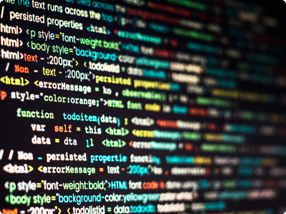 Close-up van computercode met gekleurde syntax op een donker scherm.